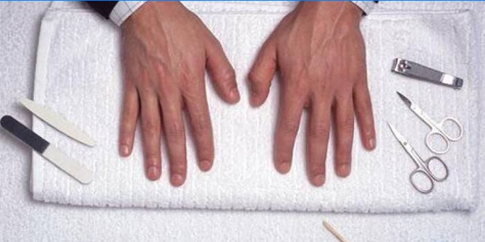 Mani di un uomo dopo manicure e toolkit