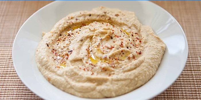 Hummus di ceci su un piatto
