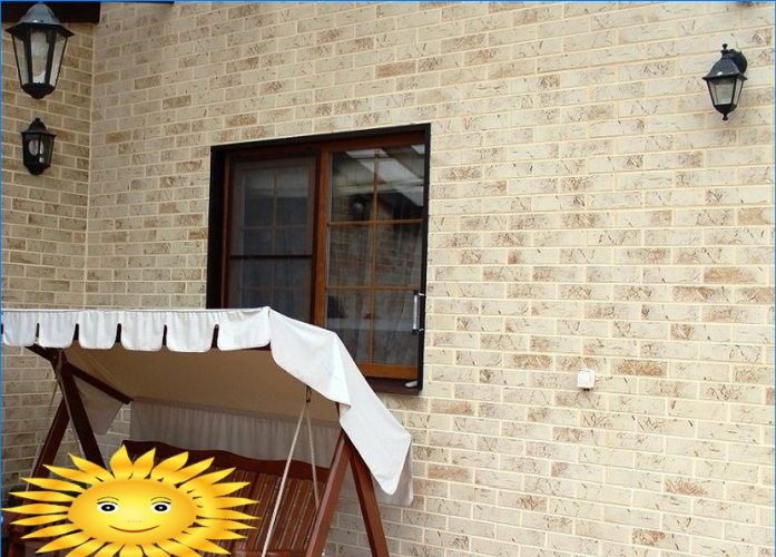 Decorazione della facciata con pannelli termici con piastrelle di clinker