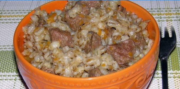 porridge di orzo perlato cotto con carote e carne