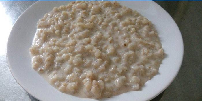 Porridge di orzo perlato di latte in un piatto