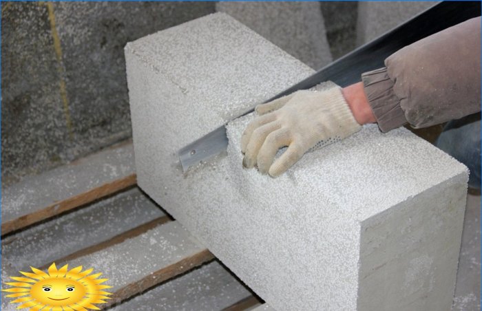 I blocchi di cemento in polistirene possono essere facilmente segati con un seghetto