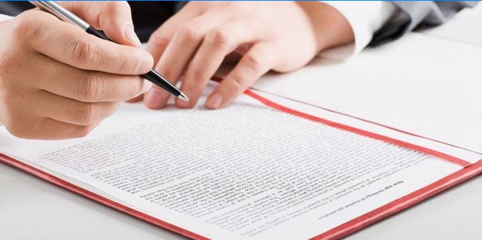 Un uomo sta studiando un contratto