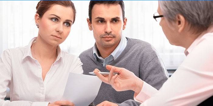Un uomo e una donna in una consultazione specialistica
