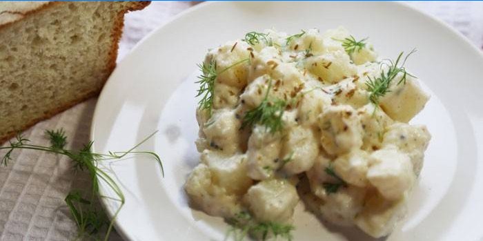 Insalata tiepida con patate su un piatto