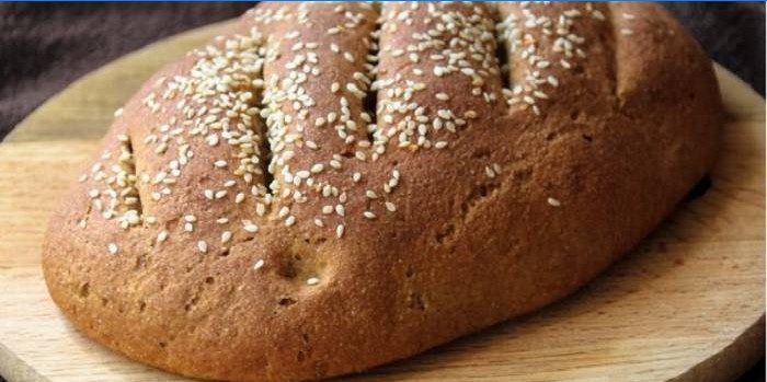 Pagnotta di pane di farina di segale fatta in casa con semi di sesamo
