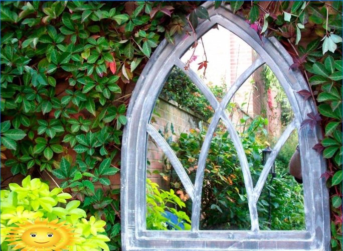 Specchio nel giardino come un dettaglio insolito di progettazione del paesaggio