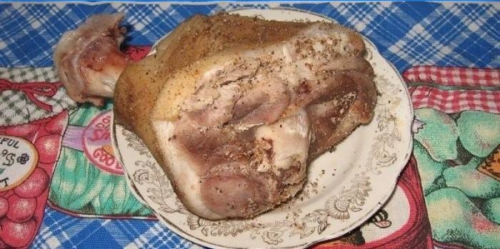 Stinco di maiale bollito su un piatto