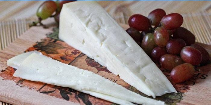 Fette di formaggio e uva