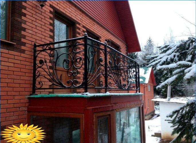 Balcone in una casa privata: pro, contro, esempi
