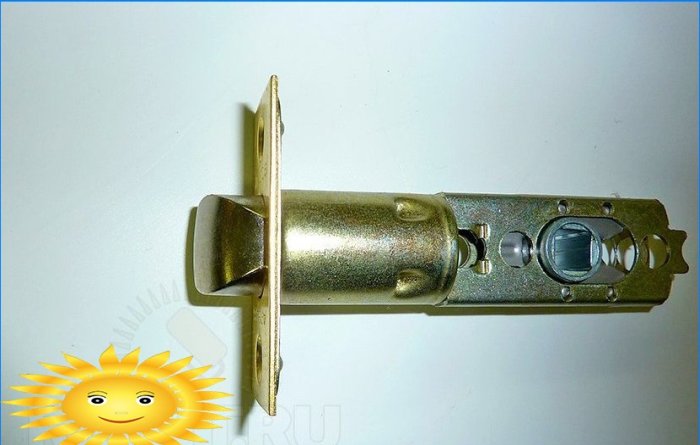 Installazione di una serratura della maniglia di una porta interna
