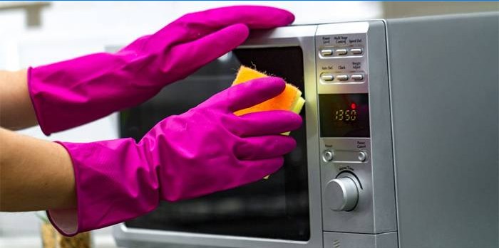La donna lava un forno a microonde