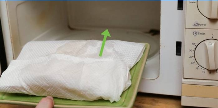 Pulizia con asciugamani di carta bagnati