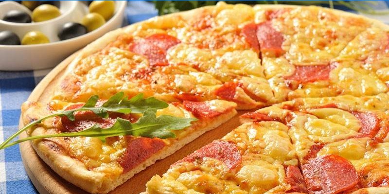 Pizza con ananas e salame