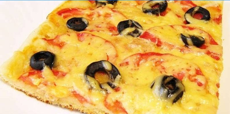 Pizza con ananas, olive e pomodori