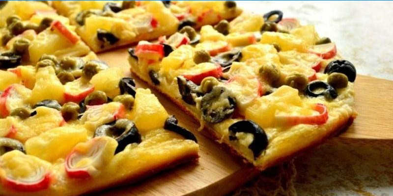 Pizza con ananas e bastoncini di granchio