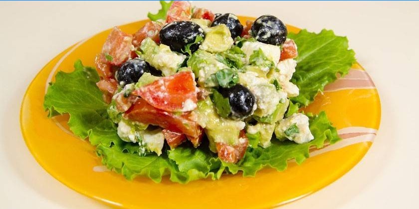 Insalata con avocado e formaggio