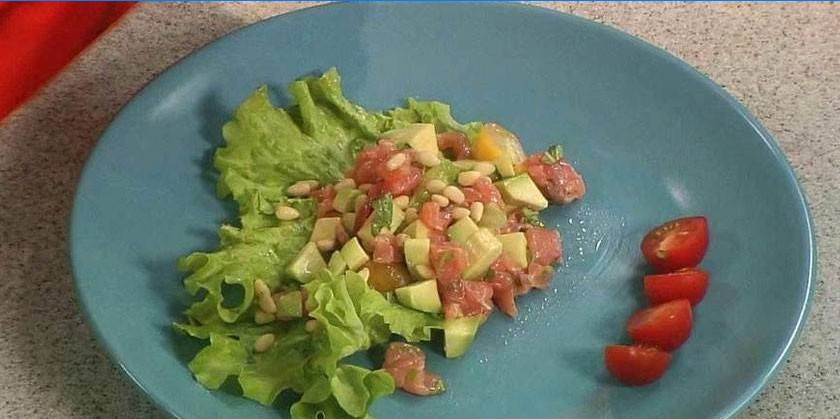 Insalata di avocado e trota