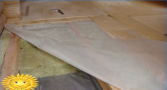 Isolamento termico e finitura della sovrapposizione degli interni su travi in ​​legno