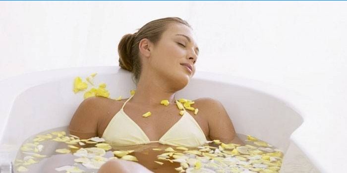 La ragazza fa un bagno con i fiori