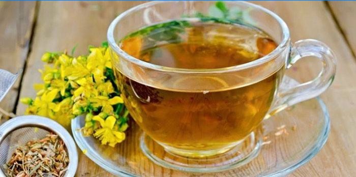 Infuso di iperico in una tazza