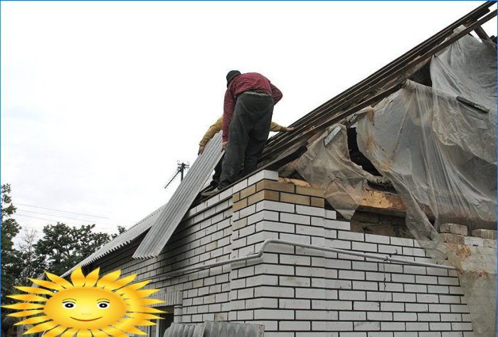 Alzando il tetto della casa