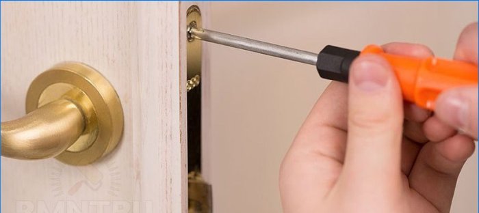 Riparazione di porte interne fai-da-te