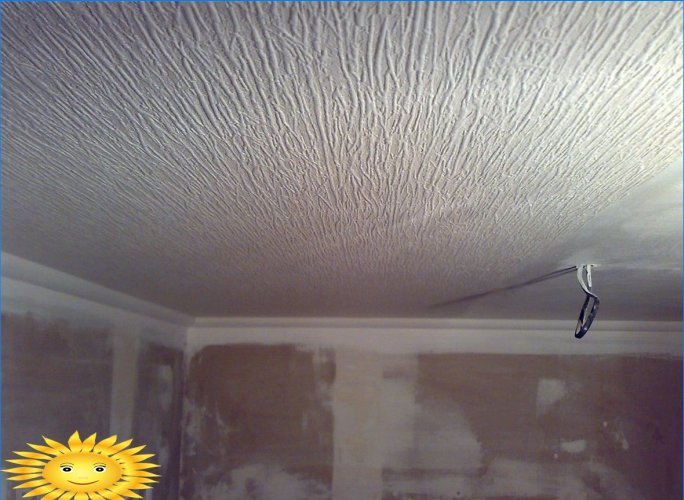 Come dipingere o tappezzare un soffitto senza una scala a pioli