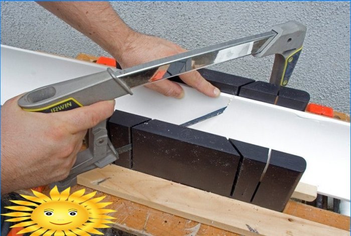 Come tagliare gli angoli: tagliare correttamente i battiscopa del soffitto e del pavimento