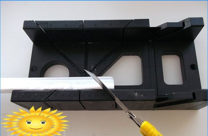 Tagliare lo zoccolo del soffitto con una scatola per mitra