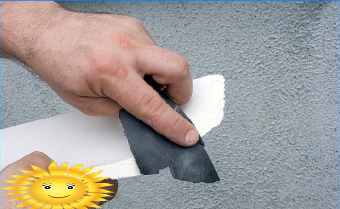Come tagliare gli angoli: tagliare correttamente i battiscopa del soffitto e del pavimento