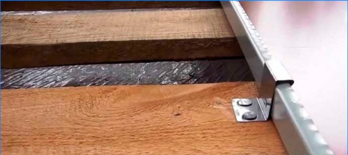 Costruzione e installazione di coperture con giunti a doppia aggraffatura