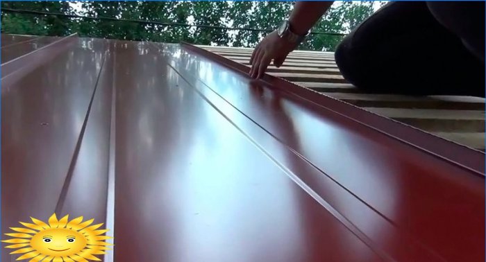 Costruzione e installazione di coperture con giunti a doppia aggraffatura
