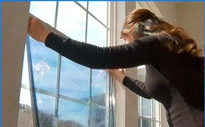 Finestre con doppi vetri per la protezione solare per una casa di campagna