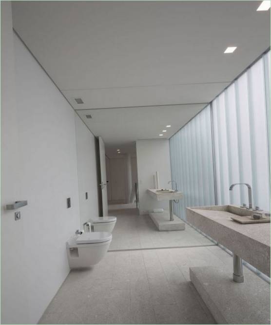 Progettazione degli interni di un bagno nella residenza brasiliana di Urca