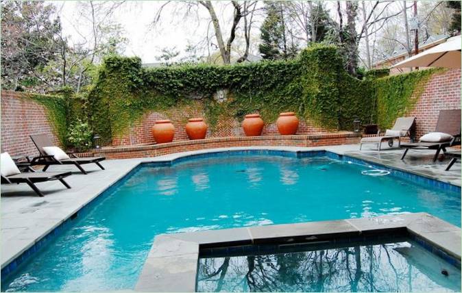 Piscina in un cortile privato