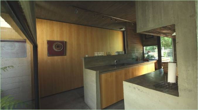 La cucina è realizzata in legno naturale