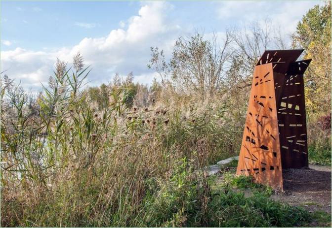 Padiglioni in acciaio nel parco in armonia con la natura