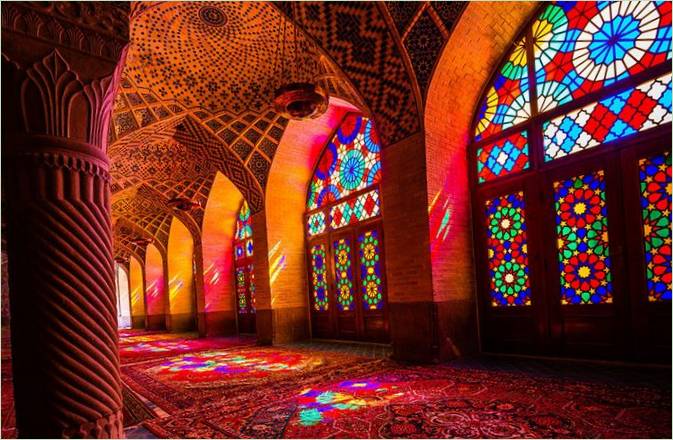 I lunghi e astratti corridoi della moschea Nasir al-Molqa