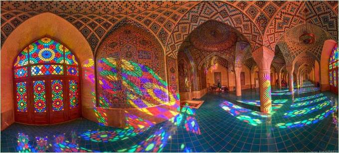 I riflessi delle aperture delle finestre creano un effetto panoramico nella moschea Nasir al-Molka