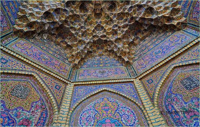 La cupola della moschea Nasir al-Molqa reca la sagoma di Allah