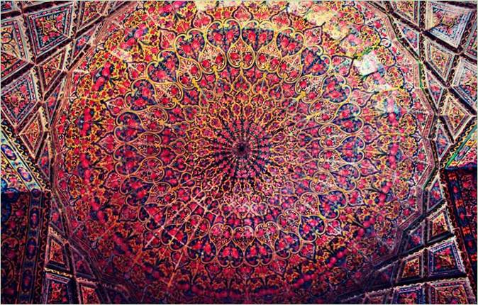 Dipinti astratti sulla cupola della moschea Nasir al-Molk