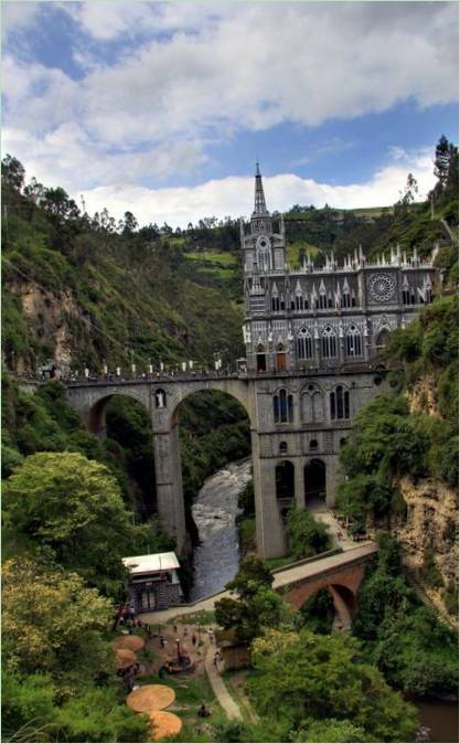 Chiesa di Las Lajas all'interno del canyon