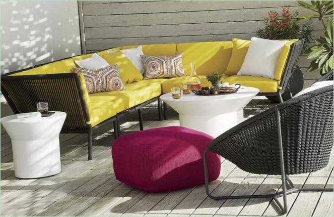 Mobili da giardino: divano Sunbrella di Crate & Barrel Mobili da giardino: divano Sunbrella di Crate & Barrel