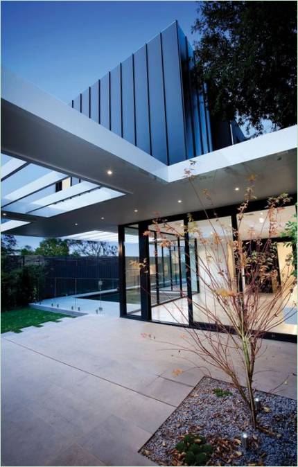 Un insolito design moderno di una casa indipendente nei sobborghi di Melbourne, Australia