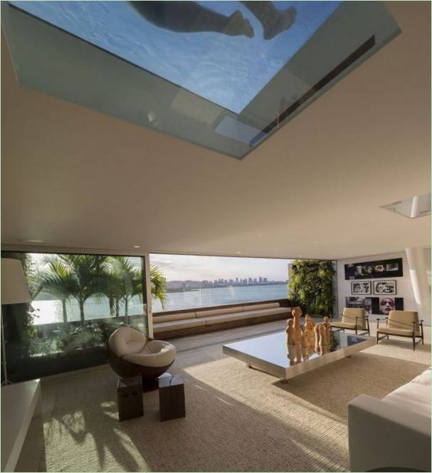La finestra panoramica nel progetto della residenza Urca a Rio de Janeiro