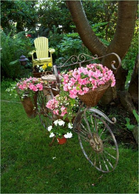 Come utilizzare i vecchi oggetti in giardino