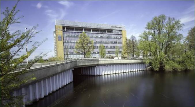 Un edificio con una serra di vetro sul tetto