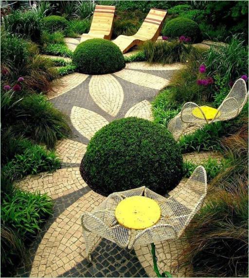 Come utilizzare i vecchi oggetti in giardino