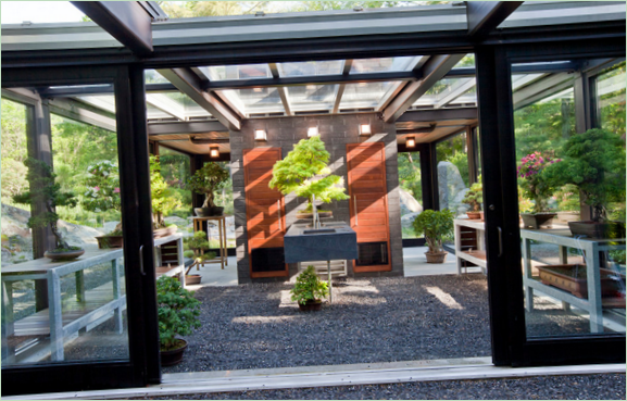 Porte scorrevoli in vetro nel giardino d'inverno
